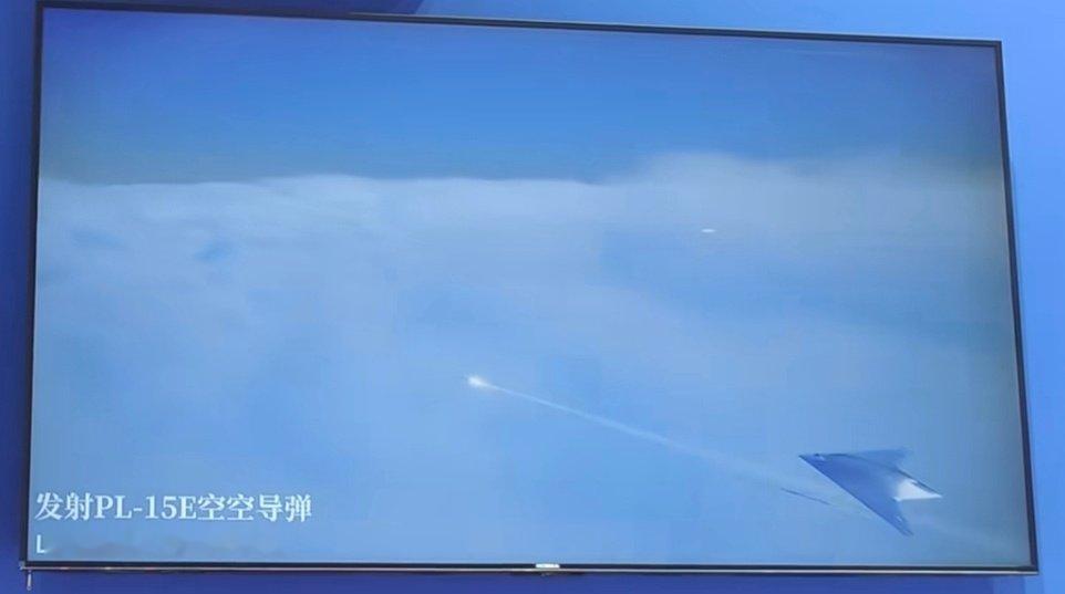 上一届珠海航展的中航工业宣传片，无人机发射霹雳-15导弹的CG画面。 ​