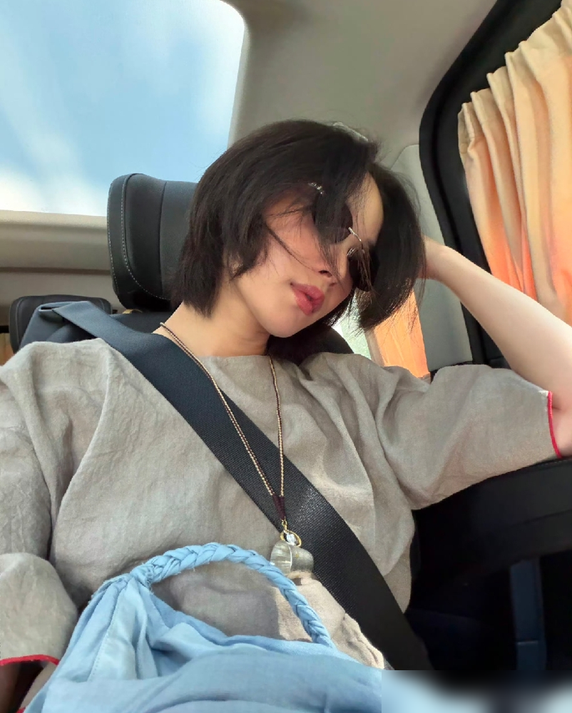 倪妮连晒两天练车照。评论区却全在刷周深把禁止人力车认成禁止抬杠。
明星考驾照，比综艺还好看。2020年那档《新手驾到》，把戚薇、吴宣仪、周深、王琳凯全拉去驾校。科目一就翻车。武艺忘带身份证，被考官拦在门外，补办完考了91，刚过线。吴宣仪68分，直接挂。戚薇97，周深94。
最绝的是看标志。周深把