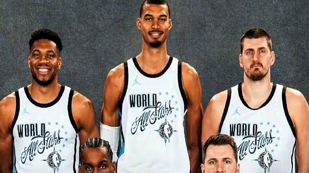 连着六年，NBA的最高王座上全坐着一群老外。

约基奇端着可乐拿走三座MVP，字母哥和亚历山大轮番登顶，连恩比德也顺走一个杯子。美国本土球星猛回头，发现自家后院的荣誉室早被搬空了。

摊开最佳阵容名单，东契奇的后撤步和文班亚马的长臂挡住了多半屏幕。本土大牌们每天晚上刷着漂亮的数据，到了月底却只能看着