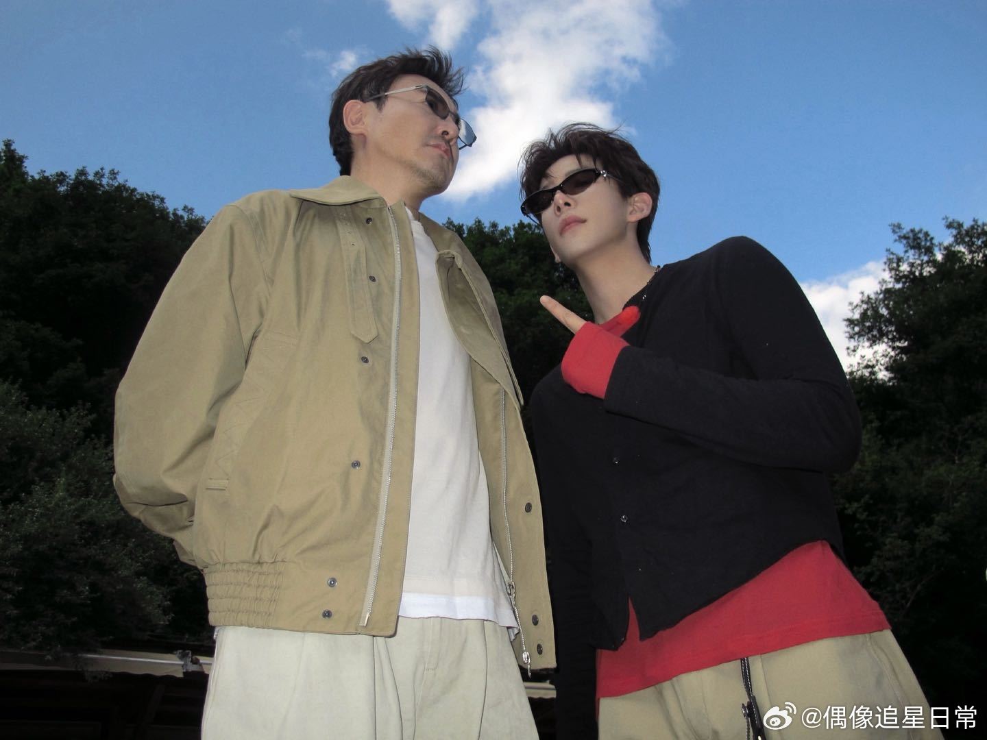 #王安宇沈腾九寨沟合影##现在就出发# 节目组你们也太会选地方了吧！九寨沟的层林尽染配上王安宇和沈腾的神仙同框，这哪里是路透，这分明是电影海报啊！看着哥俩在美景里哥俩好，这种毫无包袱的欢乐氛围，真的让人一秒都不想多等！ ​