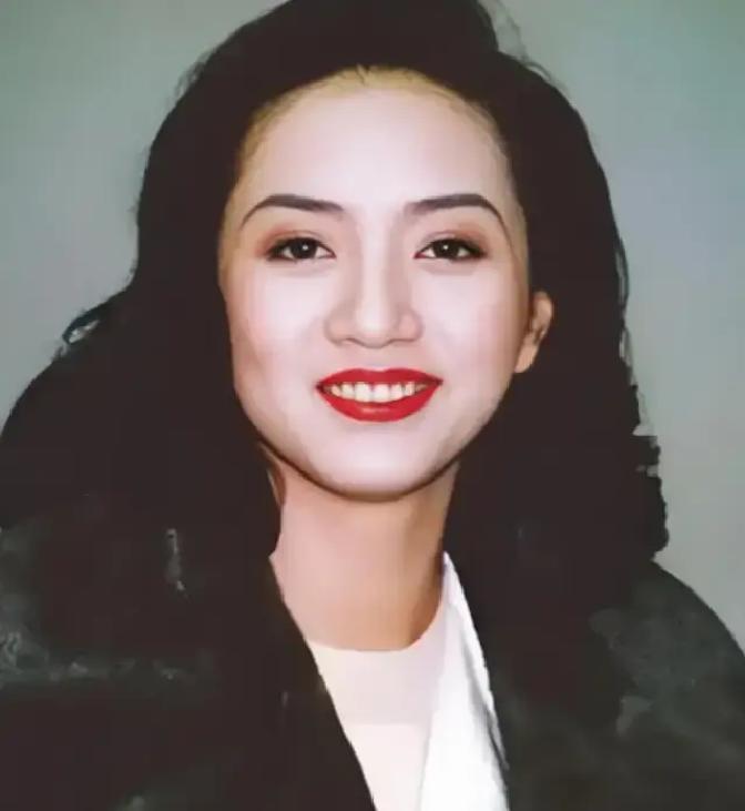 梅艳芳离世后不久，她的主治医生在一次采访中说道：其实她的病原本有可能治好的，但就因为一件事，却让她放弃了治疗。

那位医生后来在私人场合对朋友说过更多细节。他说，梅艳芳确诊后第一次来医院，是他亲自做的说明。他告诉她，肿瘤发现得不算晚，只要尽快手术，五年存活率很高。梅艳芳听完，安静了很久。她问，是不是