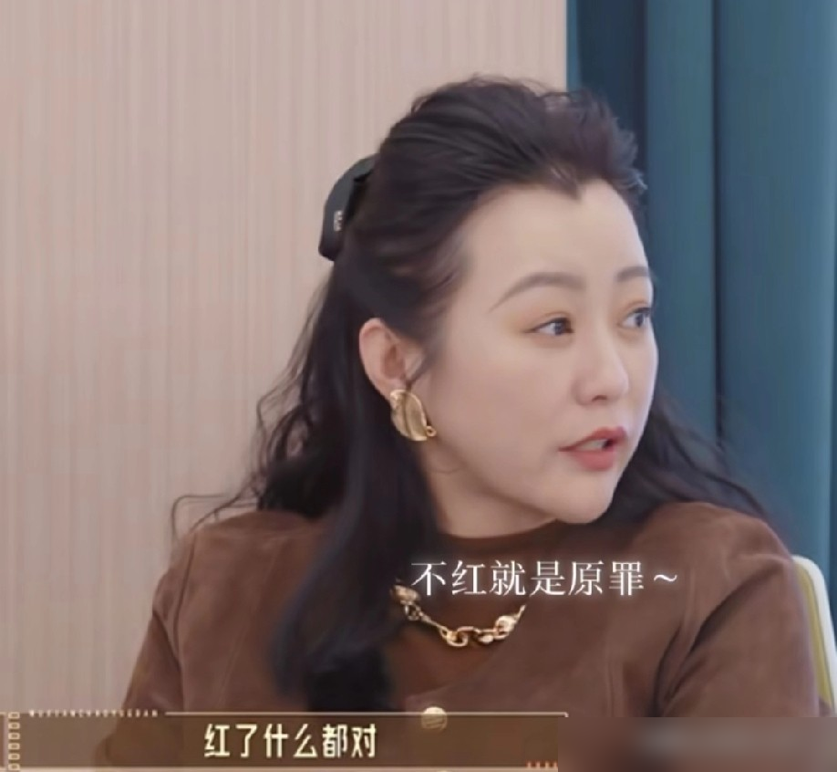 唱跳实力拉满的叶润泽，居然是披荆斩棘首个淘汰的？
二公个人火力值对决，他只差4票惜败陈若轩。
现场英文rap的节奏、质感全在线，专业度挑不出半分错处。
可架不住前期个人喜爱度垫底，所属部落成绩也拉胯，直接落到了淘汰位。
去年郝蕾在《无限超越班》看见制片人刁难哈妮克孜，当场戳破行业潜规则：不红
