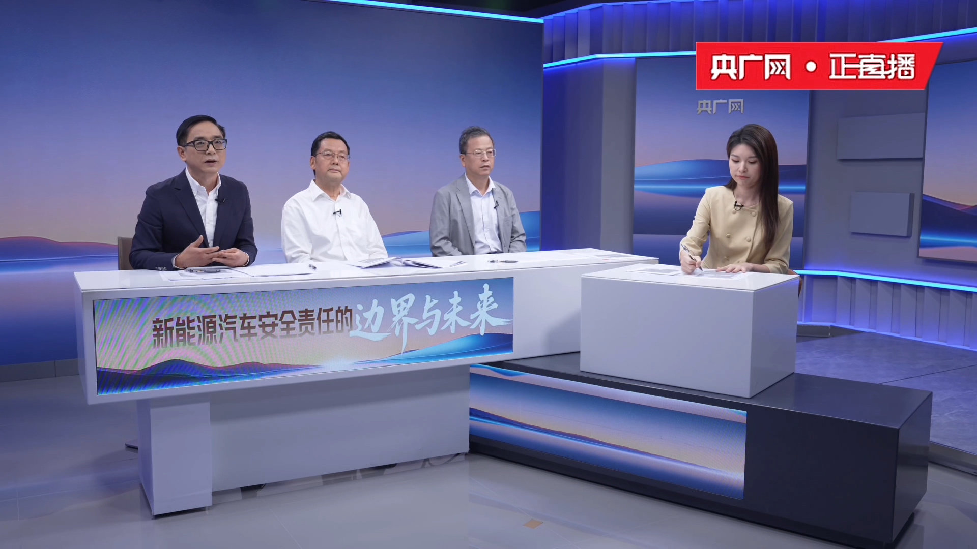 #新能源车电池安全责任倡议发布#很多电车用户的痛点：过保后电池故障维权难。专家呼吁打破电车起火责任二分法，不再简单区分事故成因。车企落地全场景保障，再加上本次发布的安全责任倡议，力求给车主实实在在的用车安全感。#崔东树称电车起火责任二分法需打破# ​