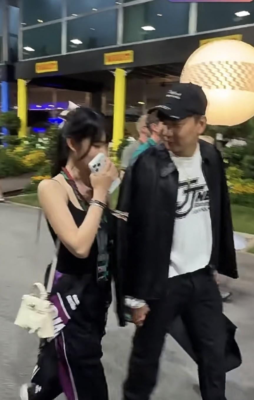 43岁的林俊杰带着小女友在新加坡逛街被撞见，这场面看着还真挺微妙。
路人刚认出来想拍照，旁边的七七立马不好意思地拿手机挡脸，整个人拘谨得不行。
林俊杰反应倒是很快，凑过去贴着用英文低声哄了几句，女方这才点点头，动作慢慢松弛下来。
算起来两人差了整整二十岁，可同框时倒真没多少油腻感，反而像个耐心
