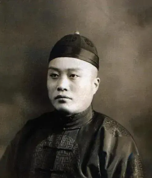1886年，翁同龢在街上看到一个小孩在卖对联，他好奇去看看，小孩的对联写的真不错，他说：“你小小年纪，就能写的这么好，将来必能大魁天下。”
 
翁同龢当时是户部尚书，也是光绪皇帝的老师，见过的好字自然不少。可那几张铺在地上的红纸，还是让他多看了许久。
 
少年大约十五岁，衣服单薄，字却写得沉稳端正，
