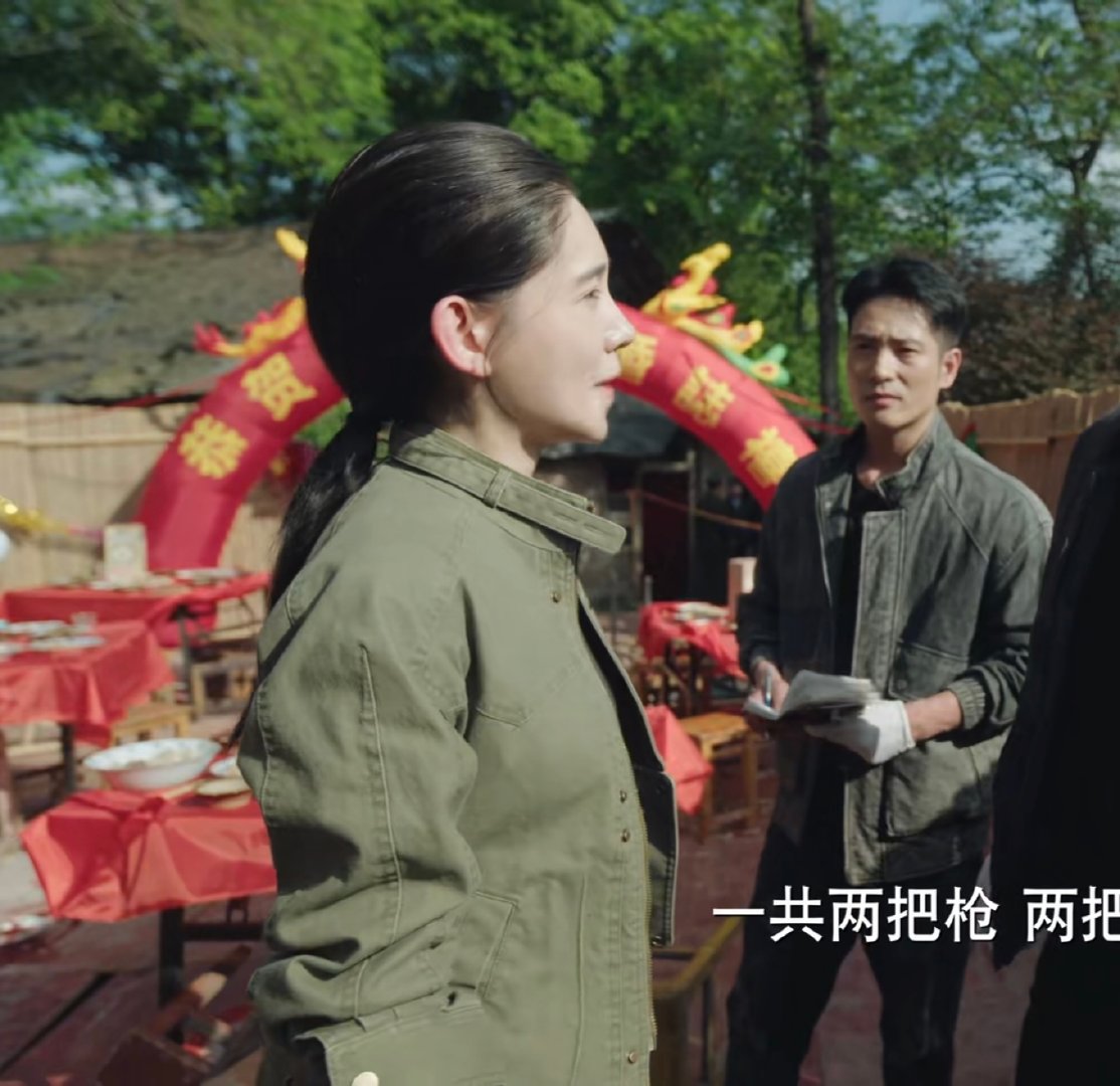 #重案六组 新娘素颜警察全妆#不仅如此，女主警察刚出场发型像带个美团头盔，刑侦剧是可以的吗？给我看笑了[笑cry] ​
