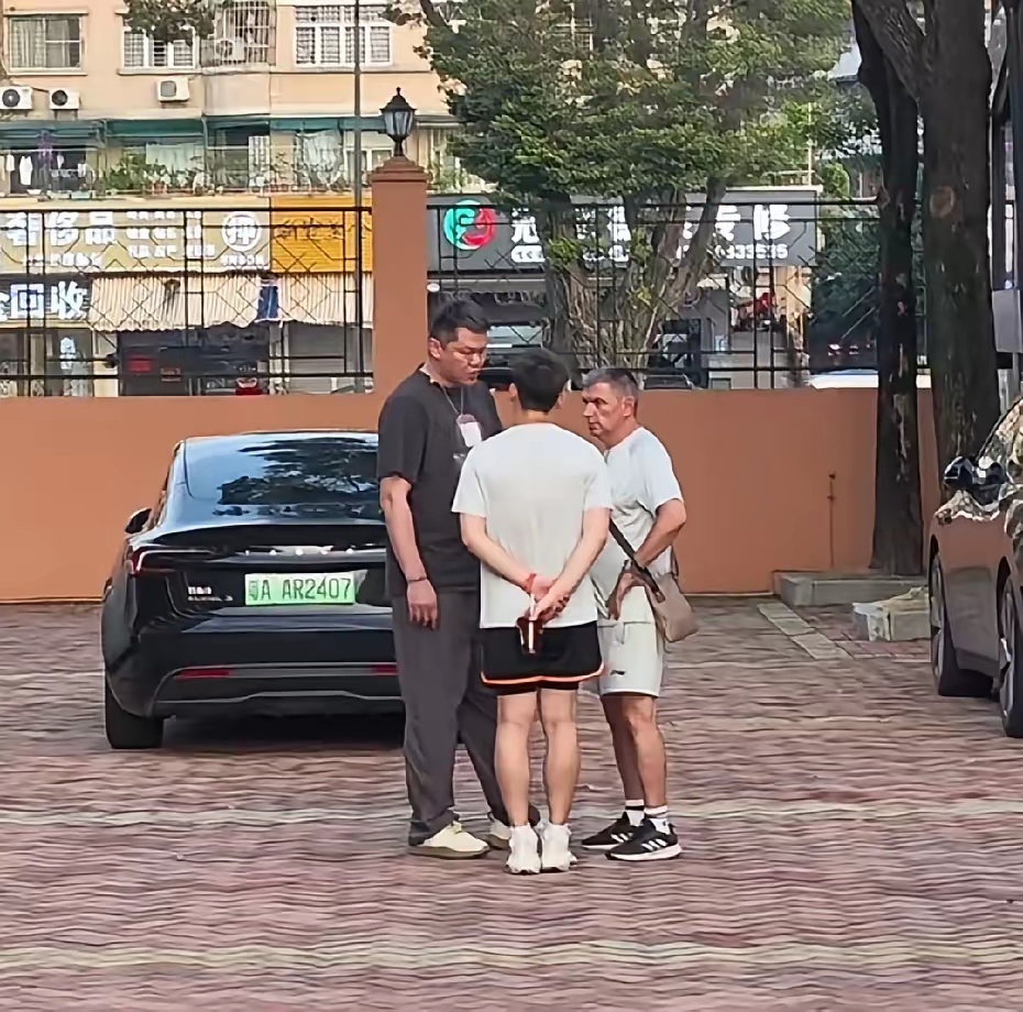 广东队老板陈海涛在俱乐部门口站着，仰天长叹啊，估计对于广东队今夏的成绩...