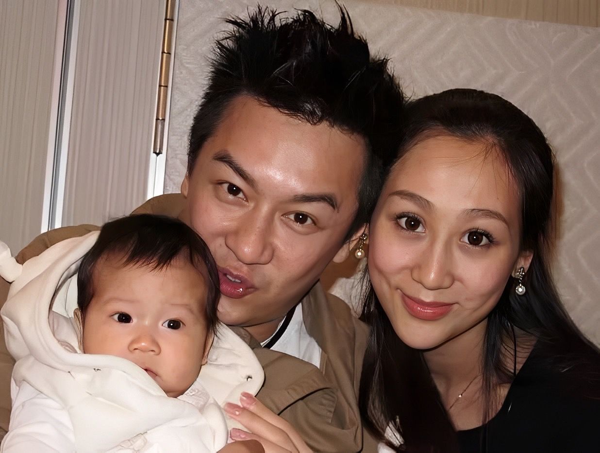 五年4次剖腹产，次次不留间隔！陈浩民那句深情理由，骗了所有人
 
娱乐圈最具争议的夫妻里，陈浩民与蒋丽莎的婚姻，多年来始终让人唏嘘。
 
曾有采访直击灵魂：“你妻子五年剖腹生下四个孩子，你心疼吗？”
 
陈浩民毫无愧疚，反倒语出惊人：“就算第四个是儿子，我也会让她接着生。”
 
主持人当场愕然追问缘