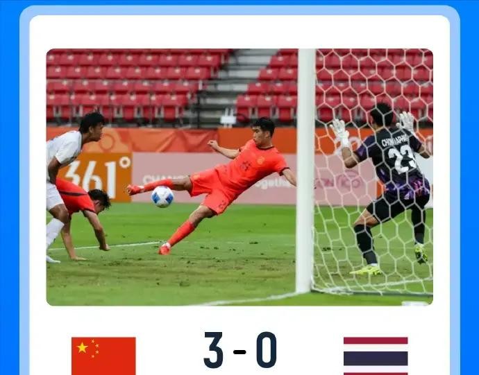 国足U23等了28年终于又进亚运四强！3-0打服泰国后，9月30日碰韩国这场才是真正的硬仗，五战全负的旧账该翻篇了
泰国队主帅赛后那张无奈的脸，成了这场比赛最生动的注脚。赛前针对中国队演练了整整三天的防守体系，开场不到二十分钟就被冲得七零八落。他承认球员拿到球之后连转身都困难，向前输送的空间全被堵死