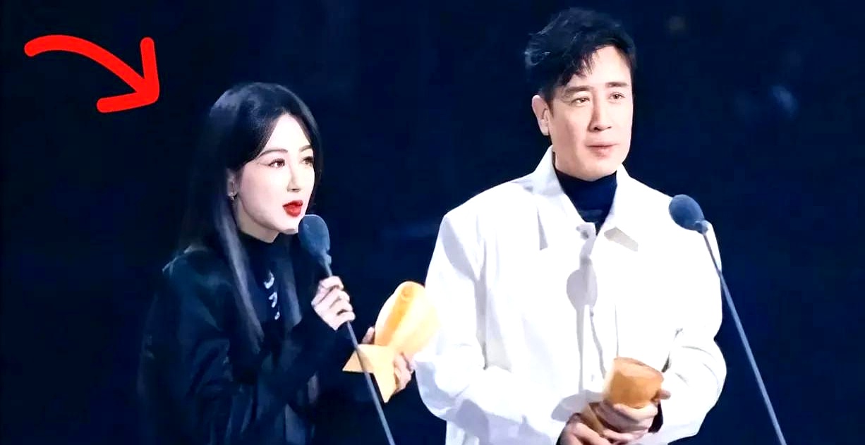 第33届金鹰奖在长沙刚落幕，出来的名单直接让饭圈集体闭嘴，胡歌爆冷落选，杨幂和孙俪更是连最佳女主的提名都没摸到，大奖全被于和伟、宋佳凭演技硬生生扛走
 

官方这次动了真格，不仅大幅提高专家评委权重，还一口气清理了上百万张异常刷票，以往靠粉丝抱团控评、疯狂打投的水分，被挤得一滴不剩
 

杨幂孙俪国