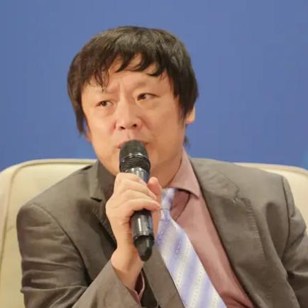 胡锡半夜叫好，恐怕没看懂背后的杀局！出口退税下调表面让利，实则掐断低端产能外流。欧美嫌倾销？直接停补贴，钱全砸向国内消费。这是逼车企回国卷价格战的抽薪计，就看谁先被洗出局。
 
先把事情说清楚。
 
财政部和税务总局 10 月 12 日联合发布公告，自 2027 年 4 月 1 日起，新能源汽车增值