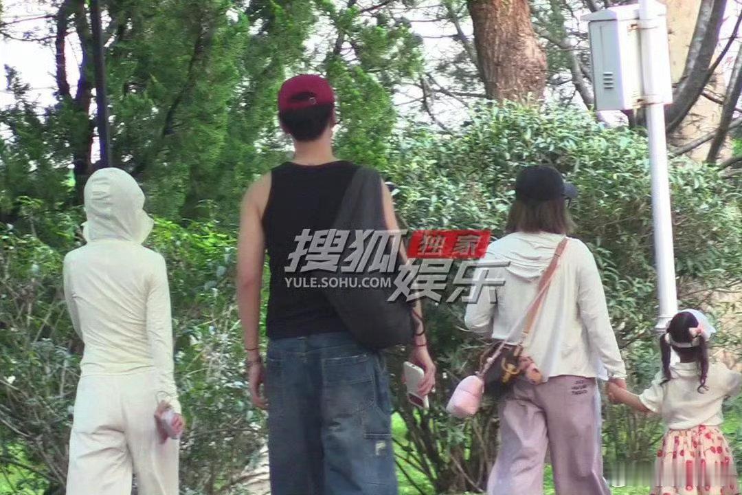 #rapper赵涛疑似恋情#
李小璐与Rapper赵涛（赵昱涛）的恋情传闻始于2022年两人被拍同逛家具店，当时李小璐曾发文否认，称对方仅是“合伙人、司机、干儿子”；此后四年间，两人虽多次被偶遇同行且互动熟络，但始终未官宣关系。
2026年9月17日，媒体再次拍到李小璐携幼女与赵涛在公园并肩散步、热聊，因 ​