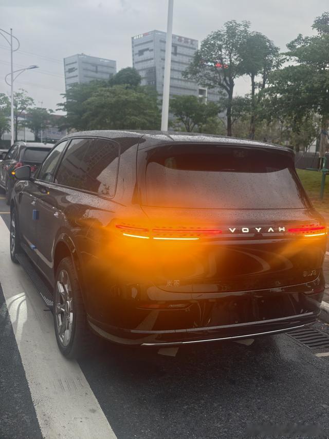 每天往返城市道路，通勤、采购、短途出行全靠岚图泰山X8。看着体型是台大...