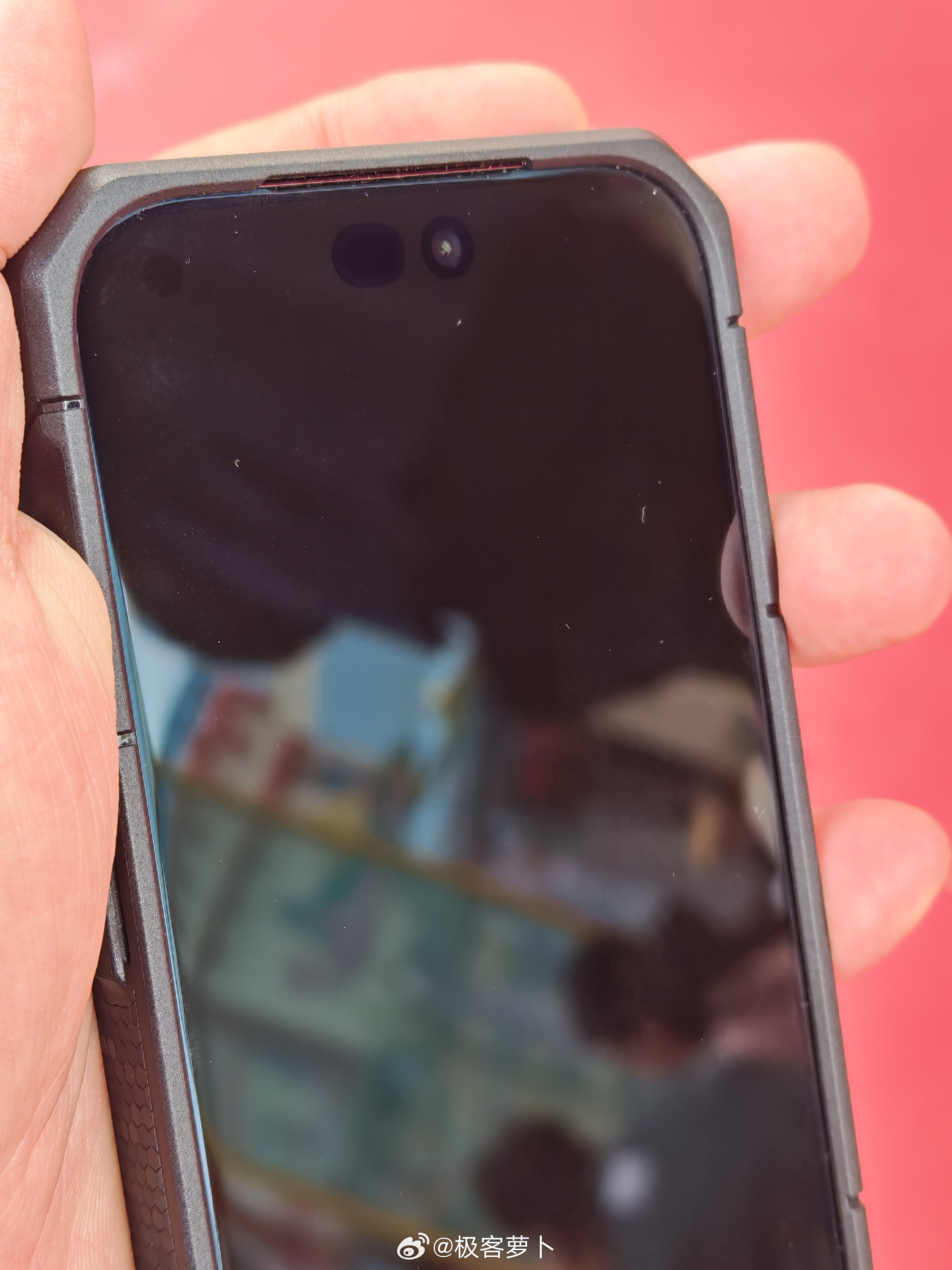 iPhone18 Pro把原深感组件里的红外接收相机放到屏幕左上角屏下，这是本代最大改动，也是灵动岛能够明显收窄的核心原因。
左上角屏幕区域像素减半，留出透光通道，专门接收Face ID 红外点阵，不负责拍照、自拍。
自拍镜头（1800 万像素）、点阵投影器依然保留在顶部缩小后的灵动岛内。
日常正常距离使用 ​