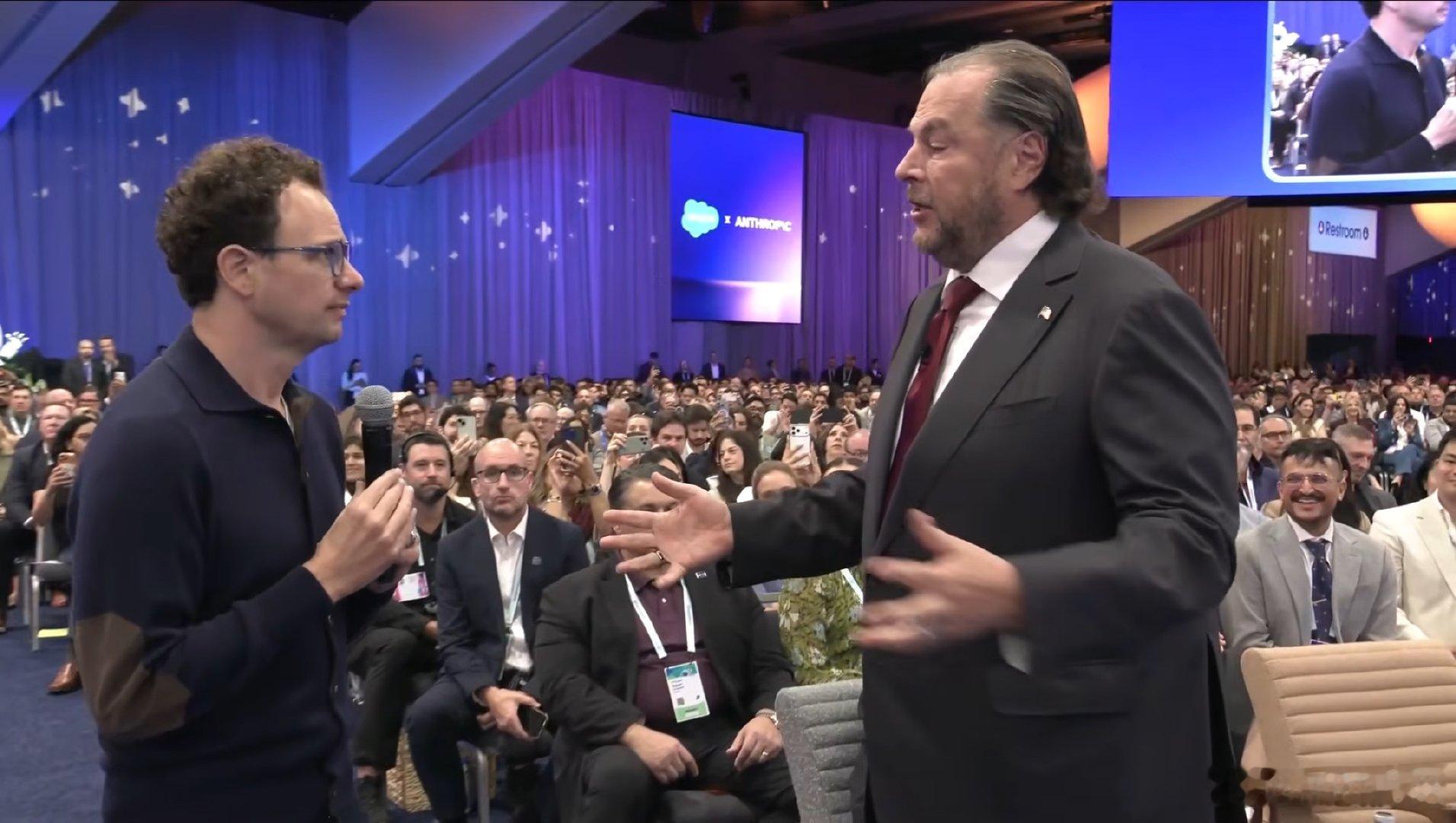 企业软件的入口换了。Salesforce 在 Dreamforce 2026 上发布 AIforce，员工不用再打开 CRM 程序，通过 Claude、Slack 这类 AI 界面就能调取客户数据、分派跟进任务、起草邮件。其与 Anthropic 合作扩大的 Claudeforce 将直接在对话中完成客户管理，参会人数超过 5 万。
详情： ​