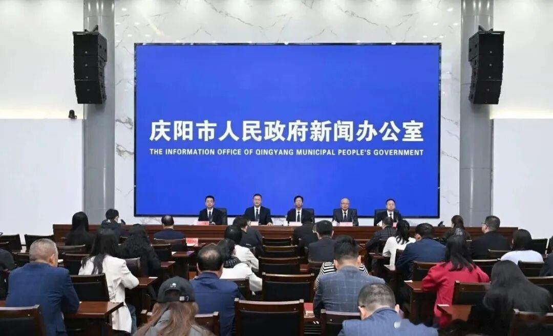 【庆阳市：织密法治防护网 护航老区新跨越】乡村调解室内，人民调解员与群众围坐谈心，耐心化解邻里矛盾；街头广场上，“巧儿说法”普法志愿者用乡土家常话宣讲法律知识；公共法律服务大厅，法律咨询、行政复议、公证、法律援助等窗口有序高效运转；基层司法所里，干警以真心帮扶社区矫正、安置帮教人 ​
