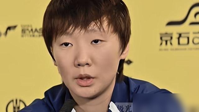 4-0，把日本选手佐藤瞳打哑火了，最后一球落地，王曼昱说“终于结束了”。
不是狂，是真累了。亚运会打完身心俱疲，转头又上大满贯，单打双打全扛下来，拿了个双冠王。决赛四局比分11-2、11-8、11-3、11-9，对面基本没还手之力。
记者问她中日女乒格局，她没吹也没贬，就说队里年轻队员需要机会，