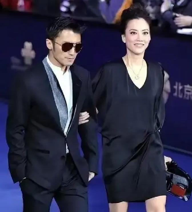 王菲谢霆锋复合整整12年，至今没领证，没买共同房子，也没生共同孩子。

2014年，两人在公寓里被拍到亲吻。全网炸了。有人说是世纪复合，圆了14年前的遗憾。也有人说他俩一把年纪还这么折腾，不害臊。

但真正让人闭嘴的，是他们怎么过这12年。

12年里，王菲没住进谢霆锋的家。谢霆锋也没搬进王菲的别墅