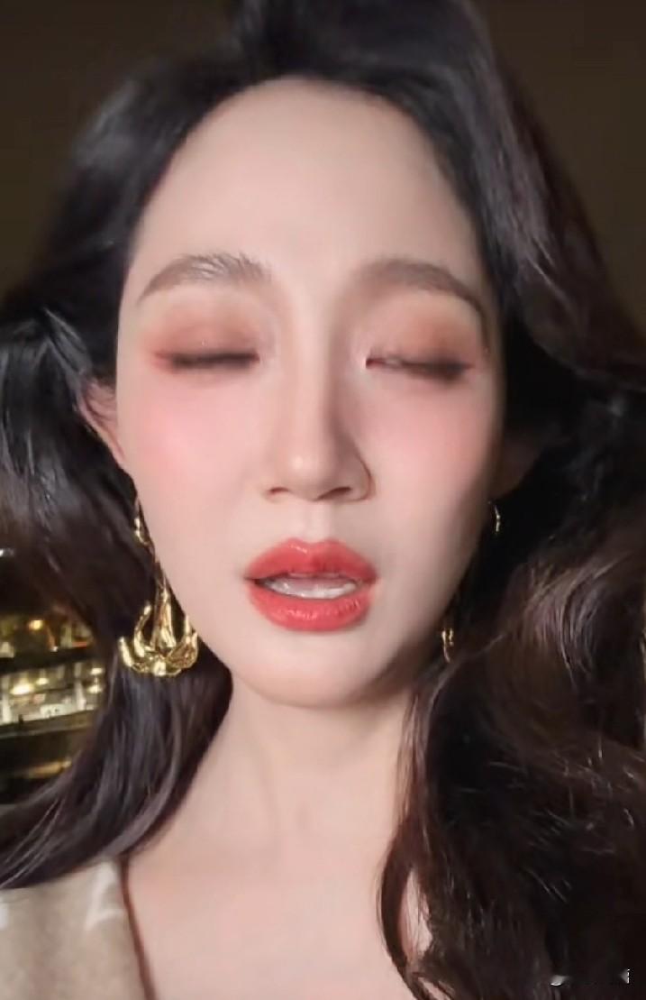 国外小偷这么多吗？又又又又被偷了！
 
网红万千惠在巴黎出差，遇上一件糟心事。在香榭丽舍大道工作拍摄期间，工作相机当众被小偷偷走，她录制视频焦急求助，这件事当时冲上网络热搜。
 
镜头背后就是埃菲尔铁塔，人在时尚之都巴黎，工作设备却直接失窃。相机里面存着本次品牌活动全部素材，珍贵照片视频全部没了，对