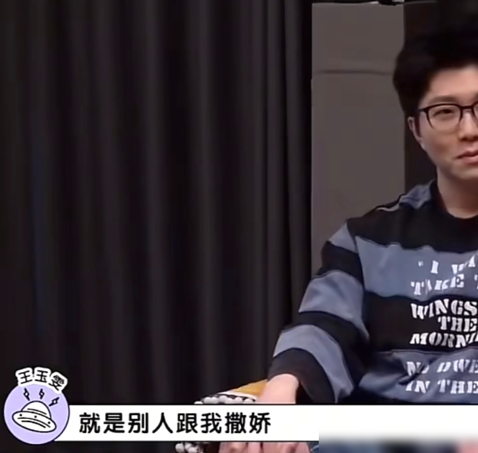 王玉雯亲口说，她怕自己还没红，爹妈就没了。
她爸妈生她的时候年纪就很大，父亲是退役大校，母亲是文工团出身。别人还在啃老，她脑子里全是倒计时。
所以她什么戏都接，没片酬也上。就为了赶在父母闭眼之前，把该挣的、该还的，全砸实了。
但最扎心的是后面那句，她说自己从小没有被爸妈抱过、亲过，长大了根本不