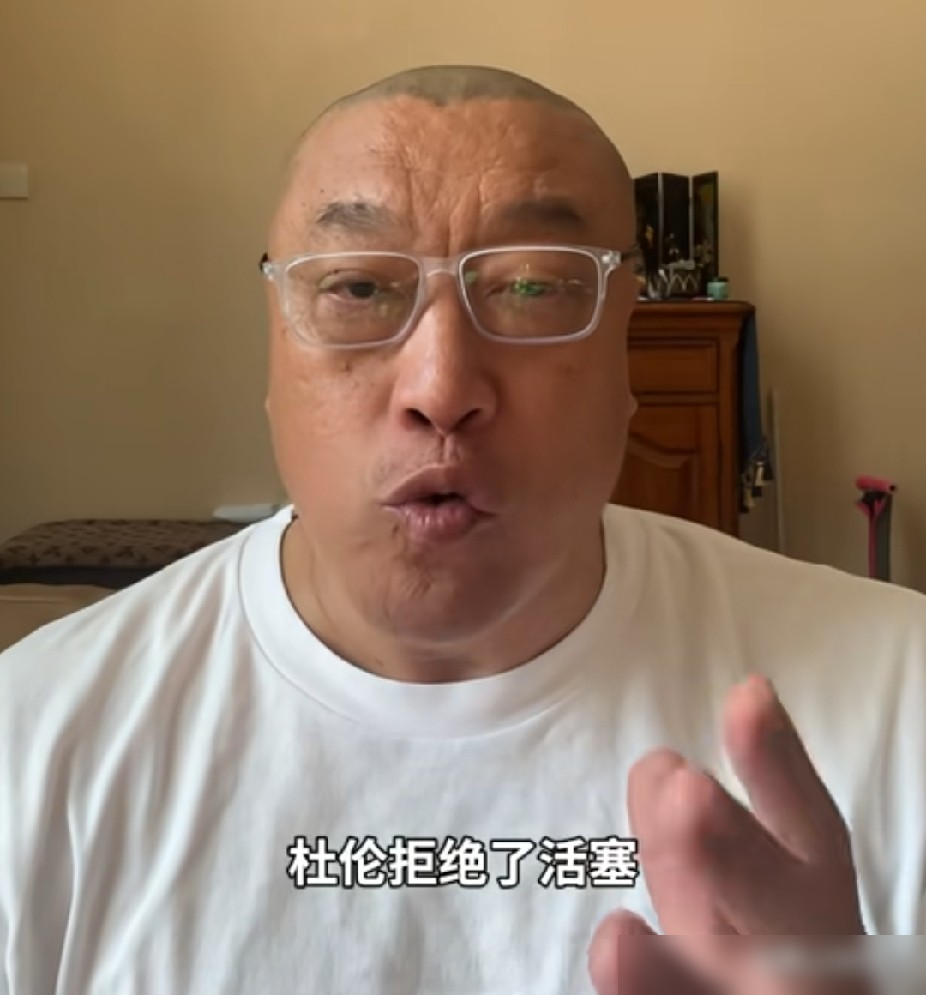 5年2亿不要？杜伦是真敢赌，还是真没数？
活塞把报价抬到2亿，他直接拒了，扭头就要2.87亿的顶薪，一分不想少。团队的说法是：阿门都能拿顶薪，我荣誉比他多，凭什么不能？
但季后赛那一轮，处理球慢、没投射、被针对到隐身，这些画面还没凉透呢。马健说得挺直：阵容里他和奥萨尔一起上，空间本来就挤，再耗下