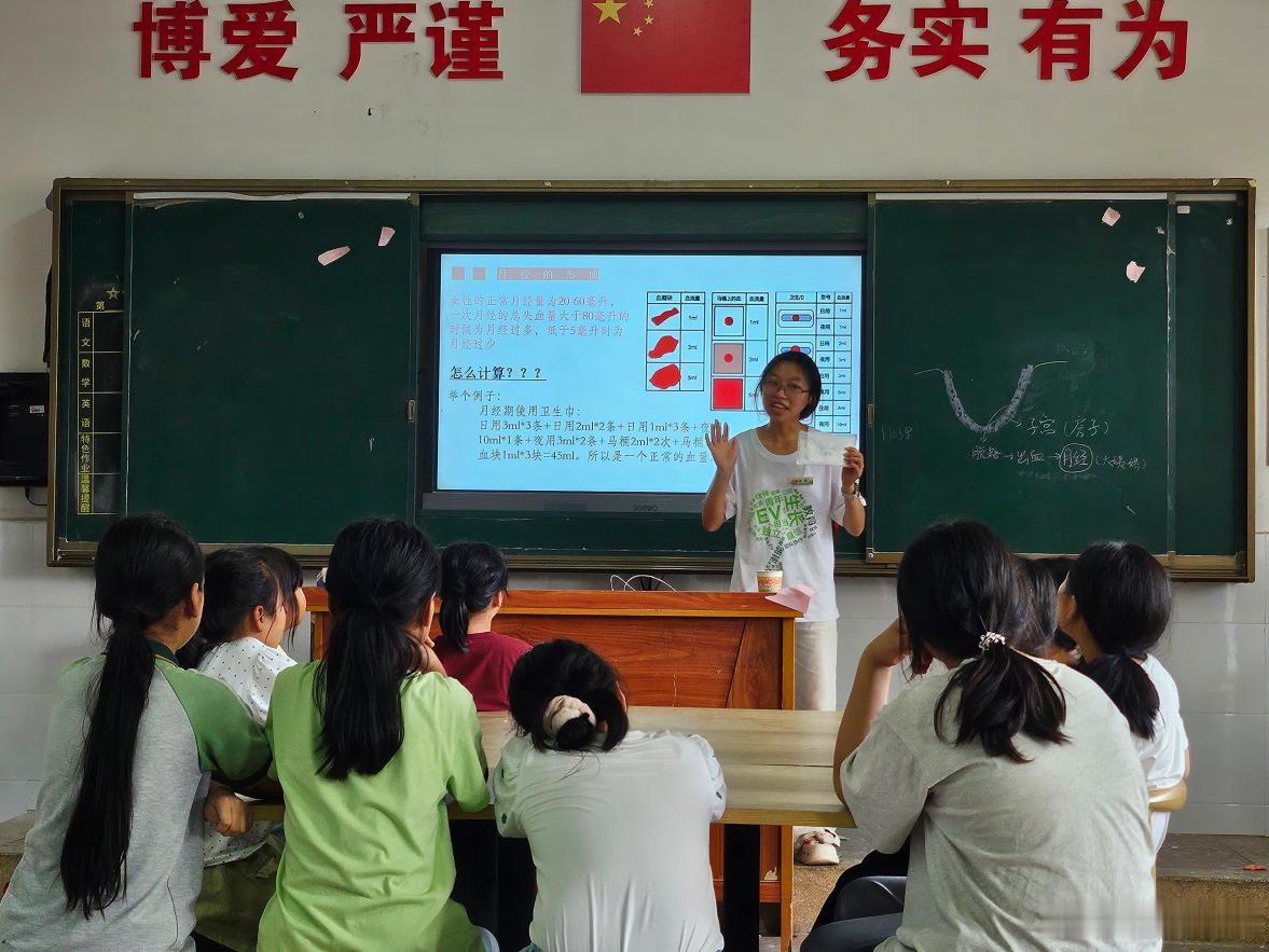 真心觉得卫龙是一家很有温度的国民零食品牌！从多次公益行动中，能真切看到卫龙董事长带领品牌坚守的社会责任，低调实干不炒作。
8月西藏吉隆遭遇灾情，卫龙第一时间捐赠100万元驰援灾区，用实际行动助力当地灾后重建，默默扛起企业担当。不止灾情驰援，品牌长期深耕乡村公益领域，2026年暑期联合益微 ​