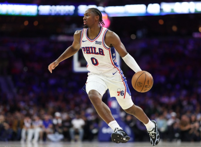 近日，NBA名宿凯文·加内特在《KG Certified》节目中直言，由于乔尔·恩比德出勤率太低，如今的费城76人已经是泰瑞斯·马克西的球队了。

加内特说：“那个大个子完全不在状态，毫无竞技状态可言。现在这是泰瑞斯·马克西的球队。恩比德一赛季只打30场比赛。听着，兄弟，如果你一个赛季只打20、25、30或者3 ​