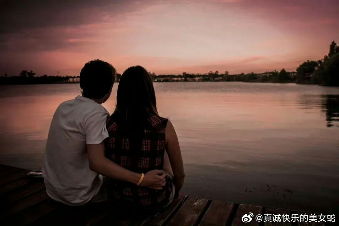 华东师范大学的戴建业教授，也曾经说过类似的话：

“婚姻大多是凑合。”

用几十年面对一个人，谁都会有厌倦的时候，厌倦了咋地，凑合着过呗，和谁也难免有这一天。

电视剧《金婚》中，蒋雯丽扮演的文丽，和张国立扮演的佟志，一个是老师，一个是工程师。

两人虽然是相亲结婚，但感情真的是甜腻，结 ​