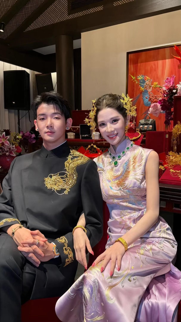 #梅尼耶被妻子整容前的照片吓到了#梅尼耶真实又搞笑的临场反应太有梗，毫无剧本生硬感，自然逗乐全网网友 ​