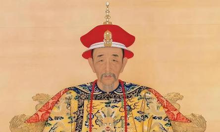 康熙晚年为何变了，功臣还是留下烂摊子
提到康熙，大多数人脑海中浮现的，是那个八岁登基、十四岁亲政的少年天子，是智擒鳌拜、平定三藩、收复台湾、三征噶尔丹的一代雄主。
但一个皇帝执政六十一年，不可能只有高光时刻。翻看清宫档案、宫廷记录和传教士回忆，会看到另一个康熙，晚年沉于享乐，对吏治问题逐渐松手，储位
