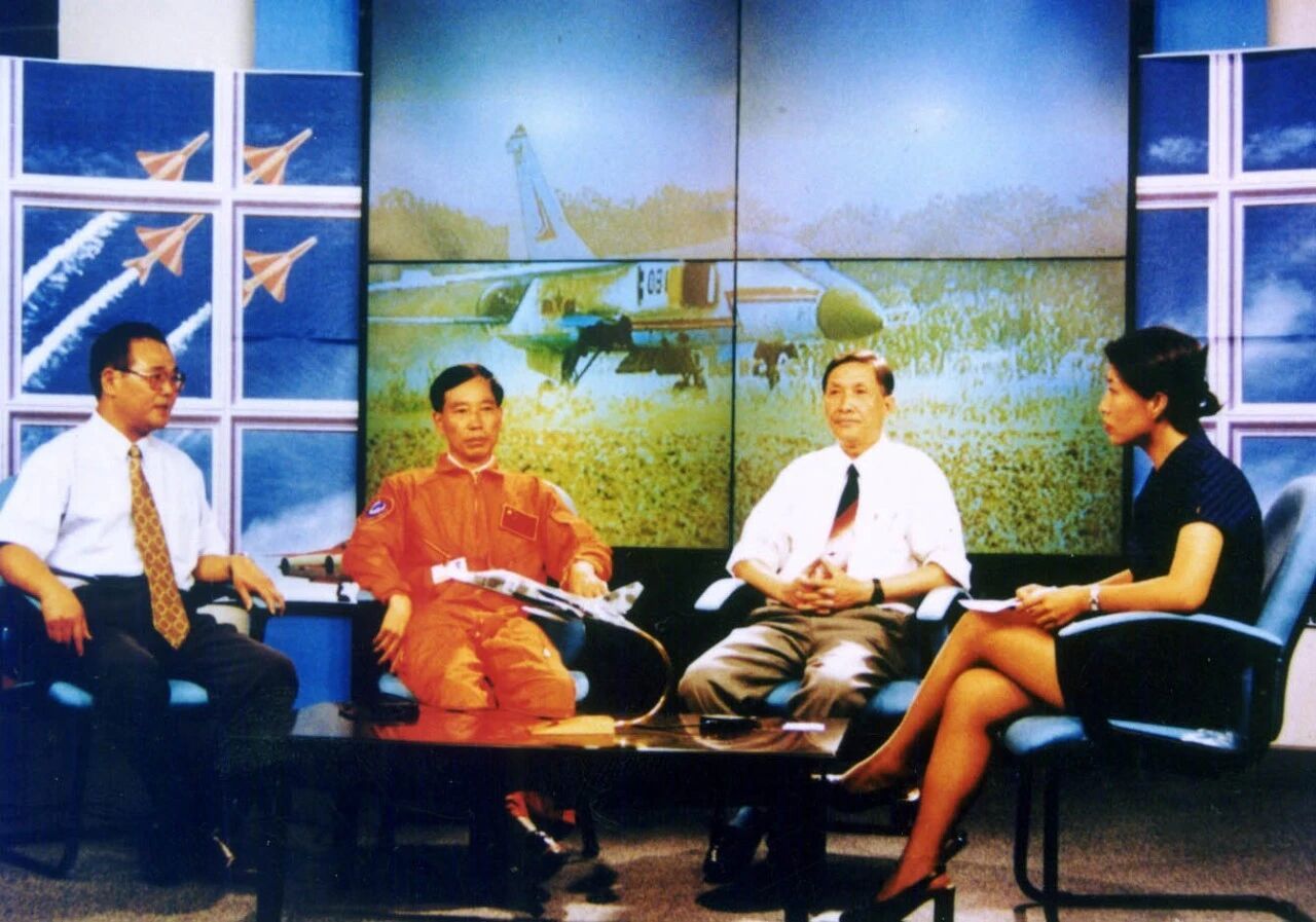 #陈一坚院士航空报国的一生# 1998年的珠海航展上，“飞豹”搏击长空，成为航展最大的亮点。作战半径大、攻击威力强、低空特性好的“飞豹”，不仅填补了我国歼击轰炸机机种的空白，而且促进提升了我国飞机设计、试验、制造水平。
1999年，在国庆五十周年大阅兵上，“飞豹”创下了参阅机型最新、改装时间 ​