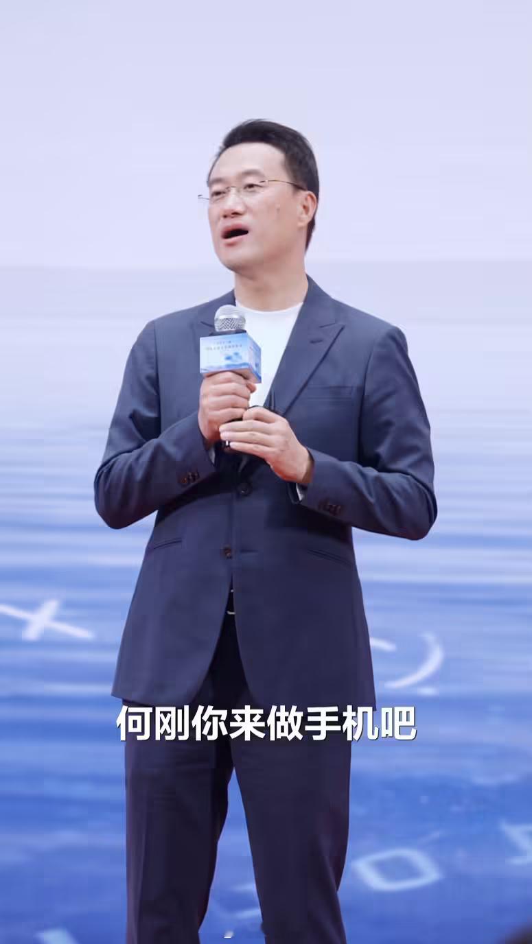 【#何刚称被余承东一个电话拽来做手机#】华为终端 BG CEO 何刚昨日发布视频，分享了自己转做手机业务的趣闻。#知情人士回应华为Mate90定档#

据何刚回忆，2011 年年底的时候，自己当时负责的是无线全球销售业务。余承东（现任华为常务董事、产品投资评审委员会主任、终端 BG 董事长）打来电话：“何刚 ​