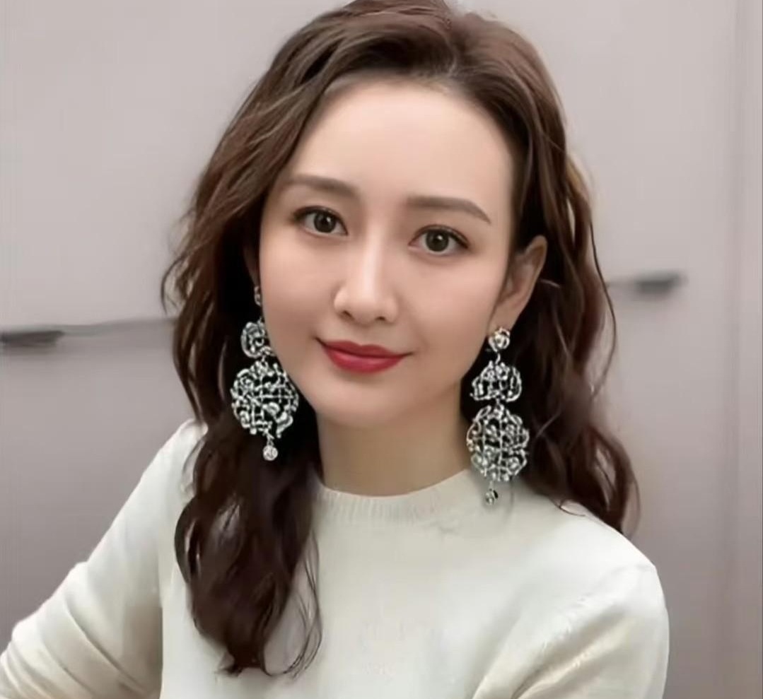 每天往嘴里倒几十粒花花绿绿的胶囊，这到底是养生还是在给身体“上刑”？

看《我家那闺女》发现女明星有个绝了的共性，全把保健品当饭吃。当年吴昕泡脚配药丸就够狠了，现在陈妍希更夸张，随手一倒就是一大把五颜六色的胶囊，跟吃糖豆似的往嘴里塞。
说实话，看着都替她们的肝肾捏把汗。现在网上流行“脆皮”搞“朋克养