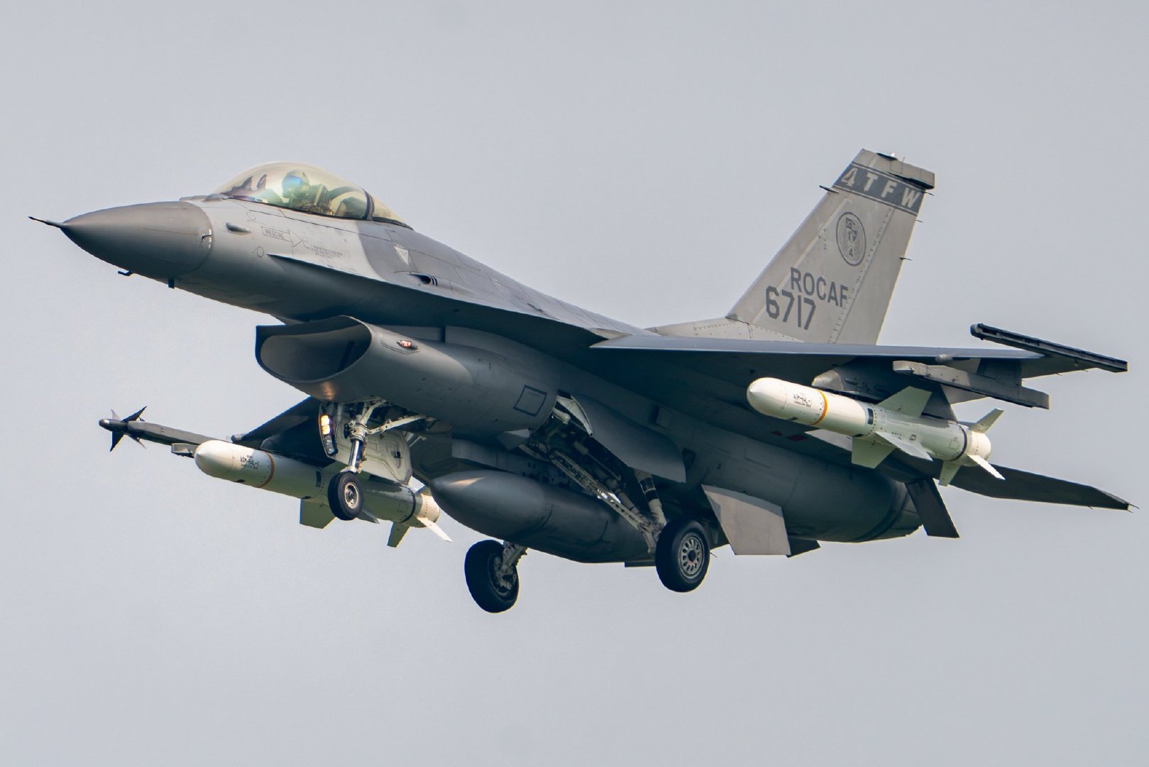 台伪“空军”第4战术战斗机联队的F-16AM战斗机（编号6717和6703）挂载AGM-84“鱼叉”反舰导弹，F-16BM战斗机（编号6809）挂载AGM-88B“哈珀”空对地导弹。 ​