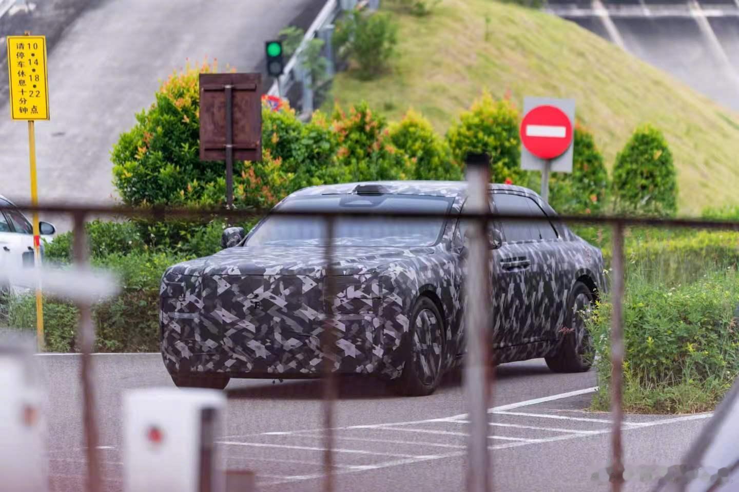 #仰望超豪华行政轿车实拍曝光#​

兄弟们，仰望全新超豪华行政轿车实拍来了！

内部代号HU（非最终定名），定位顶级行政轿车，网传售价或将冲击200万级。

车身虽还裹着伪装，线索却藏不住：

对开门门把手轮廓、车顶激光雷达、仰望家族鼎型前脸，车长预计超5.5米。

国产D级豪华轿车阵营，又要迎来一位重磅选手。兄弟们，来一辆呀！！！