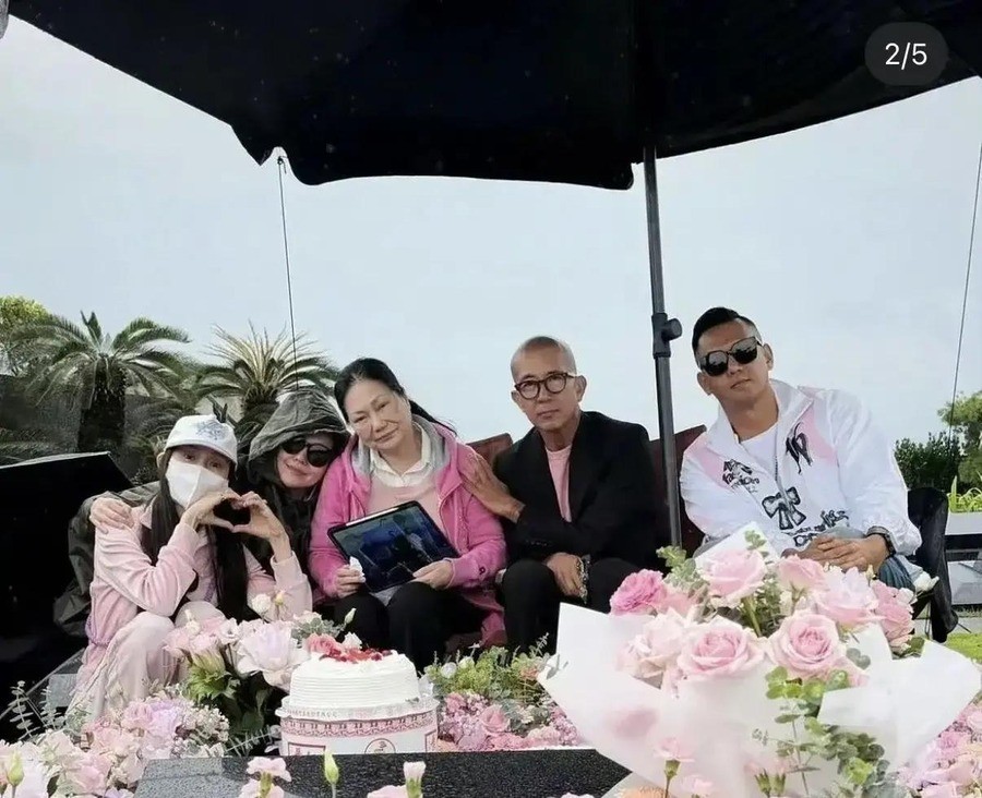 小S在墓前说了句“明年我就比她大了”。大S死在48岁，妹妹今年也48岁，明年6月满49岁。姐姐的年龄永远停在48。
10月6日，大S50岁冥诞。小S穿粉色衣服，带香槟、蛋糕去金宝山。S妈去了，具俊晔去了，陈建州范玮琪夫妇也去了。一行人在墓碑前摆上韩式料理，开香槟。小S在社交平台发文写，坐在姐姐旁边又