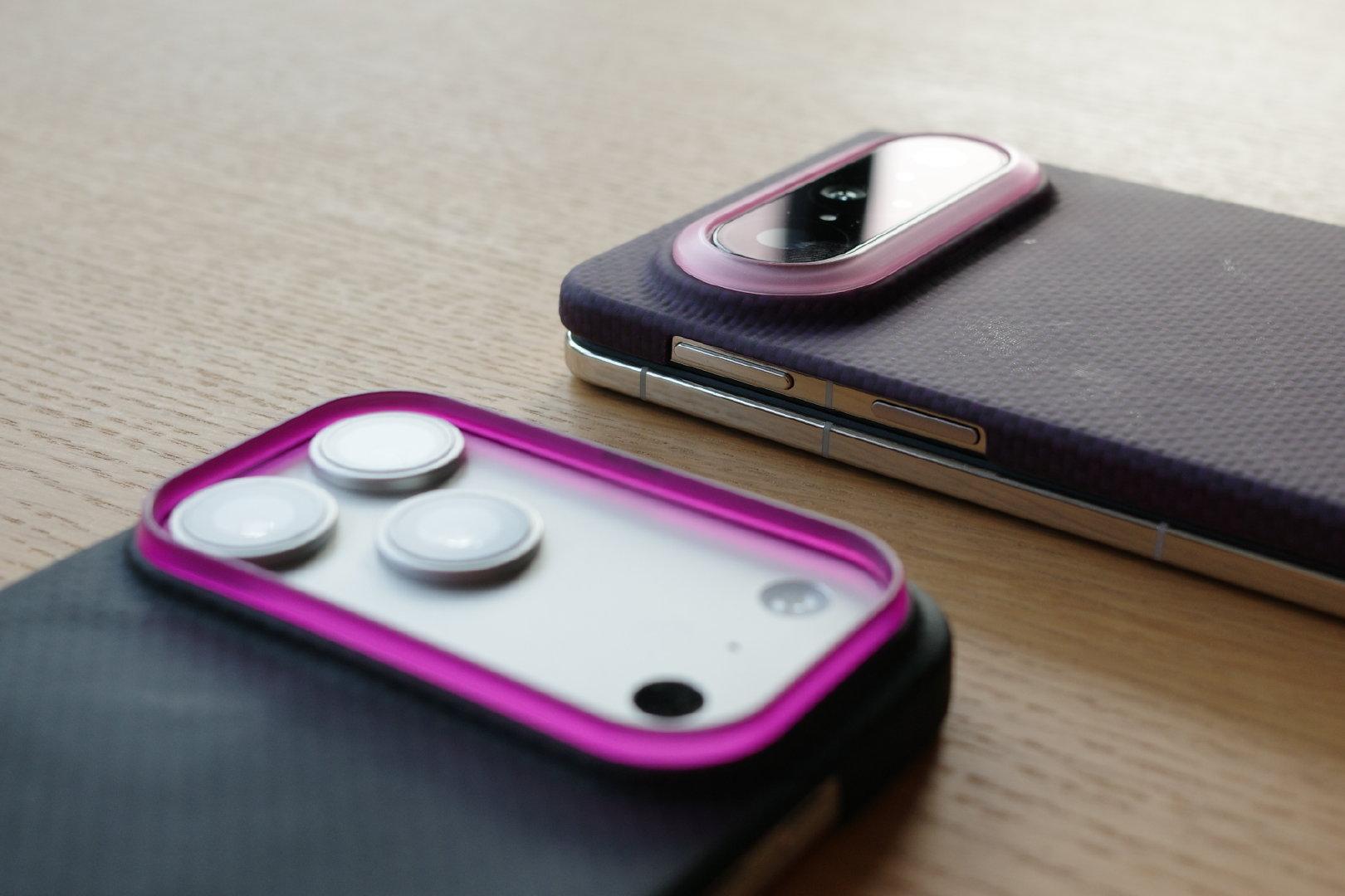 iPhone17Pro和18Pro
iPhone17ProMax和18ProMax
玻璃膜是通用的！
但是贴膜神器不一定通用。

主要差别是deco凸起加高、三枚镜头高度加高。

开大孔的壳子只要镜头框没压到deco的（比如小彩块），壳子也勉强可以用。主要就是镜头圈高度会不够。

超薄凯夫拉壳子是通用，但是镜头圈需要更换才可以。 ​