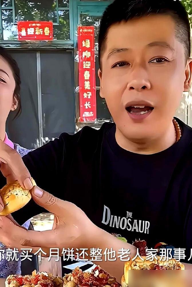 谢永强直播间卖月饼，网友刚提一句“冲赵本山面子买的”，他当场摆手，脸色都变了。
他跟媳妇俩人赶紧解释，说现在师兄弟直播带货，全都刻意不提师父。生怕哪句话说岔了，或者货出点问题，最后账全算到赵本山头上。
说白了，就是给师父守门呢。
赵本山现在彻底退休了，住沈阳基地，拒绝一切采访。闺女球球也早辟谣