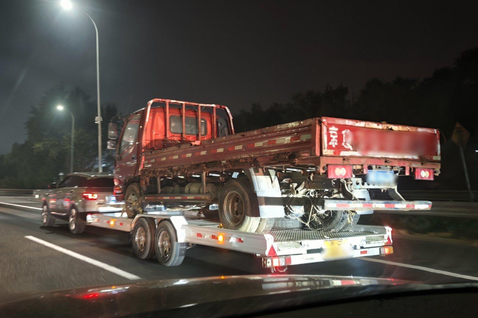 卧槽？？？？！！

这太狠了，路虎拖了个…轻卡？！[傻眼]这是什么玩家？#凯文聊车# ​