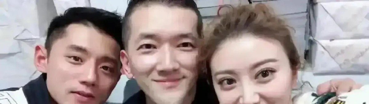 38岁的景甜到现在还单着，最近翻出来的一张旧合照，把她和张继科当年那段唏嘘的感情又推到了风口浪尖

照片里景甜对着镜头笑得格外灿烂，还兴高采烈地比着“V”字手势，可惹眼的是，身边另一个男人直接上手搂住了她的肩膀，而张继科当时就在现场

男女交往最讲究个分寸和边界，哪怕关系再好，这种举动放在任何一个男