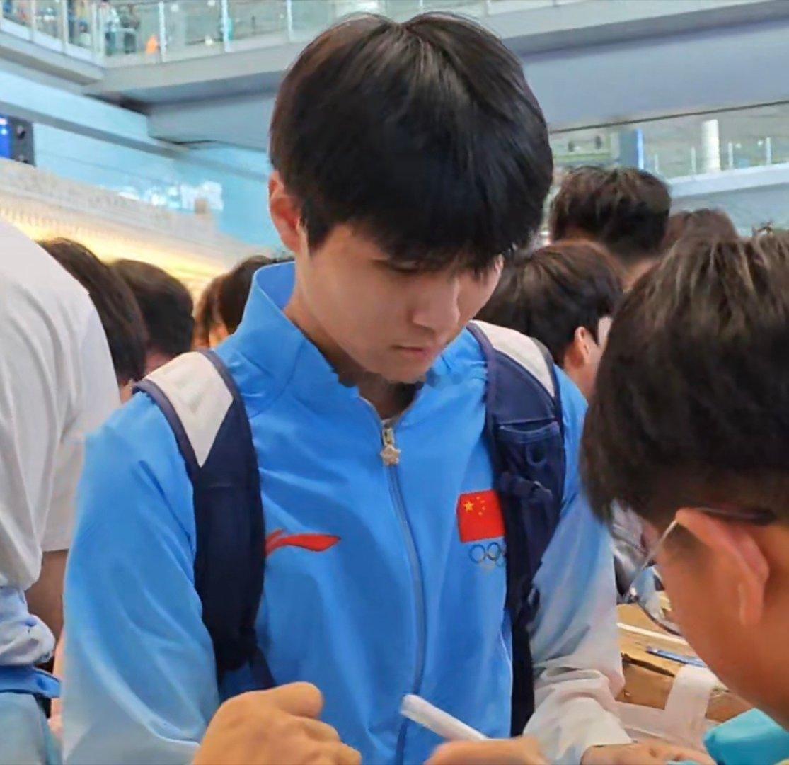 10月4日 亚运会男足三四名决赛，国足亚运队经过点球大战战胜乌兹别克斯坦，获得第三名，时隔28年再度获得亚运会奖牌。今日下午，国足亚运队乘坐飞机抵达北京，众多球迷前来接机。

其中在半决赛左踝关节韧带受伤的毛伟杰坐轮椅现身。国足亚运队队员还为现场球迷进行了签名。 ​