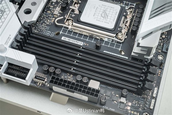 澜起科技新一代DDR5时钟驱动芯片CK01P量产解析[并不简单]

量产发布与性能提升

• 10月2日消息，澜起科技官方宣布新一代DDR5时钟驱动芯片CK01P进入量产，支持数据速率最高达9200 MT/s，较上一代M88DR5CK01的7200 MT/s大幅提升。

规范与形态支持

• CK01P符合JEDEC DDR5CKD01规范，适用于CUDIMM、CSO ​