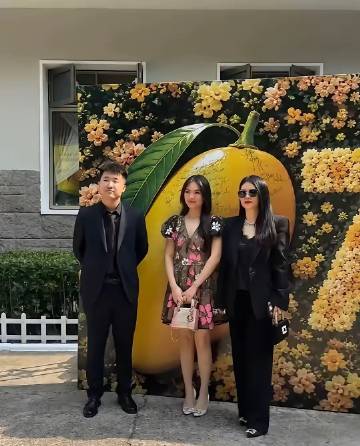 李湘带王诗龄出席活动！母女俩都瘦了很多，真人很有气质。