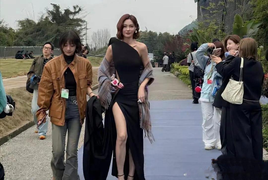 突然懂杜海涛了，沈梦辰直接把周边人都比下去了。 ​​​
