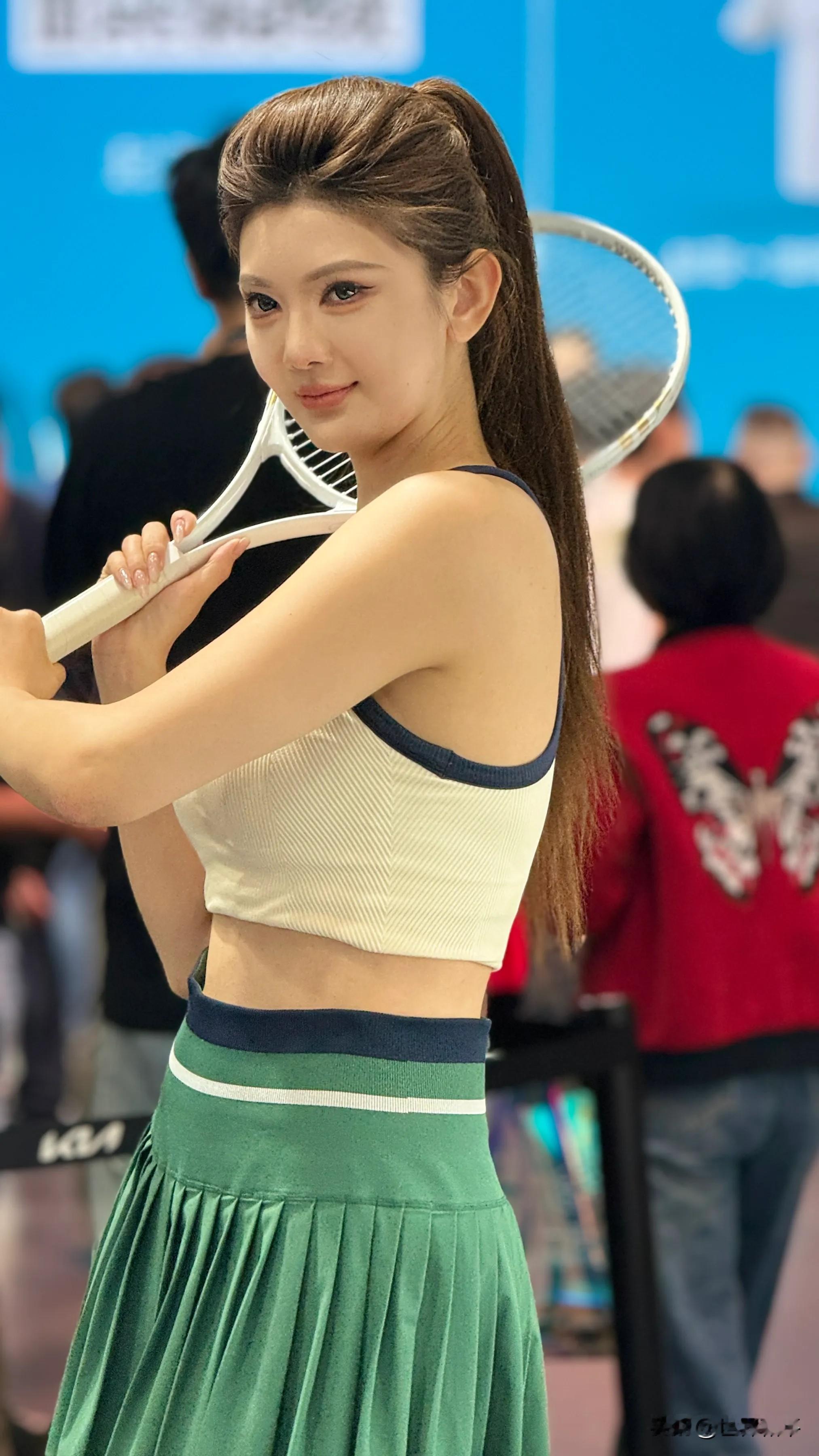 网球少女，活力满满！🎾💪 。🤓