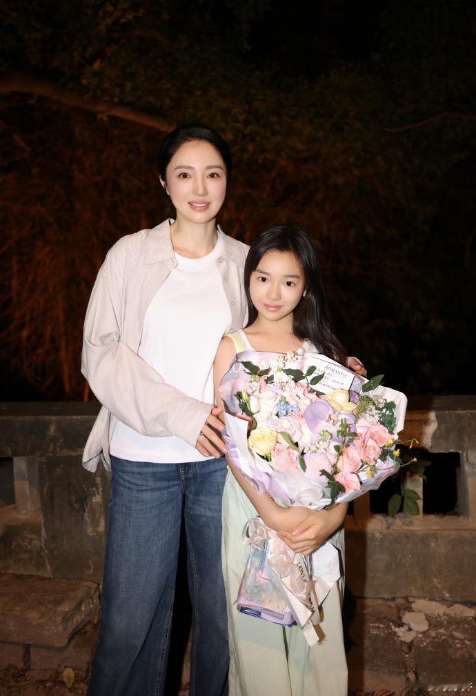 董璇女儿｜小演员高舒乔杀青！认真投入的孩子，自带闪闪发光的力量
演员高舒乔晒出新剧《潮热雨季未解之谜》杀青合照，一组片场合影，记录下这段充实的拍摄时光。
照片里的小姑娘，捧着一大束粉紫相间的鲜花，笑容干净清甜。多张合照里，她和妈妈董璇以及剧组前辈、搭档一一合影，乖巧比出剪刀手，每一张都透着少年独有的