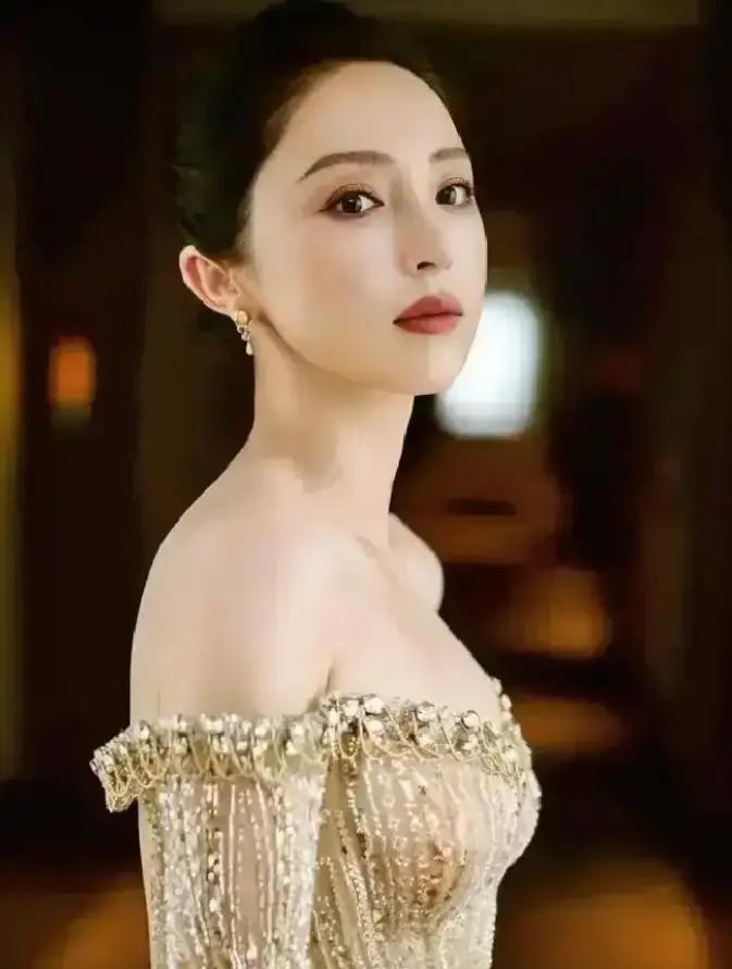 终于知道高云翔为什么，要和董璇离婚了，连内裤都不洗的人，只穿一次性内裤，每条100元，穿完就扔，董璇这样浪费的人，谁敢和她过日子，而且明明买一些舒适的，穿着体验感更好，她非要买100块一条，一次性的，实在是太不知道节约了。
 
高云翔把手机扔到沙发上，屏幕还亮着那条八卦文章。他往后一靠，盯着天花板。
