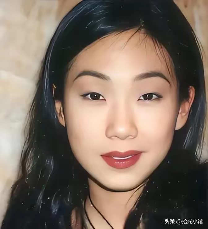 2004年，林忆莲向李宗盛提出离婚，李宗盛坦言：我年近半百，却要妻离子散，真的是嚎啕大哭，有天接到了前妻朱卫茵的电话。她问他还好吗，说自己刚刚从湾仔那边回来，经过一个唱片店，听到店里在放《当爱已成往事》。她说那一刻还是有点恍惚。

朱卫茵这通电话，放在那个时间点，分量不轻。她不是外人，她是李宗盛第一