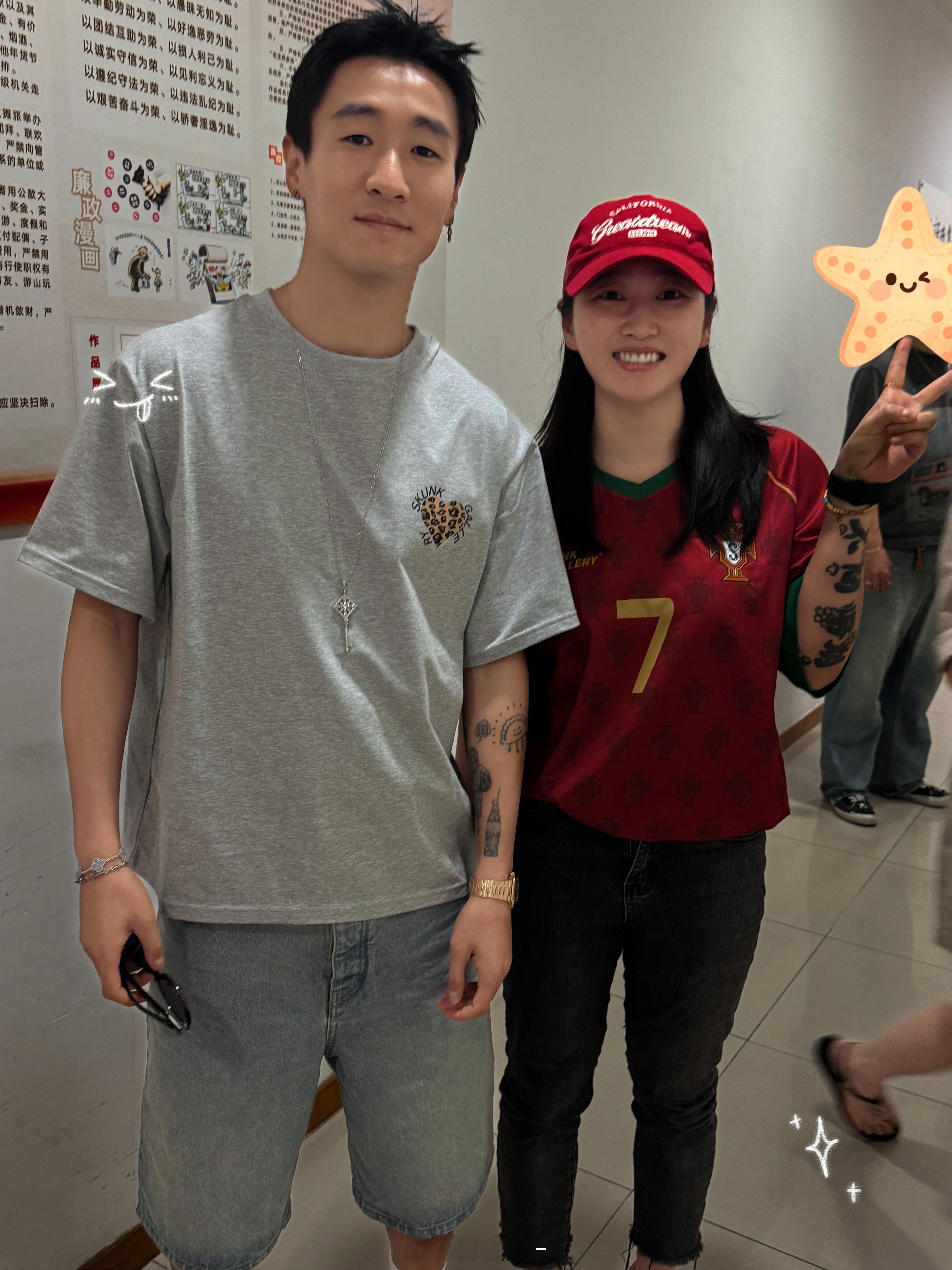 可让这些蹭流量的小体育博主逮到流量密码了 不容易啊
不然都要糊了 讨不到口了
一边蹭流量一边吃人血馒头 连吃带拿 出门骂妈 
不骂韦世豪 不说韦世豪 不说成都蓉城 谁搭理那些人啊
骂成都就是gay都 全是0 就不是地域歧视 
说河南井盖就是地域歧视  
球赛的事球赛完了 就杀锅 比赛骂了结束了就各回各家
 ​