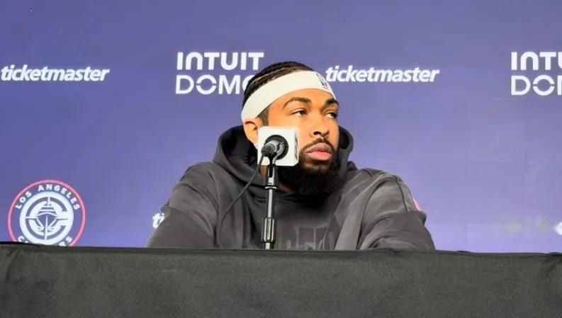 笑死！英格拉姆真是迷之自信了！
NBA媒体日又出金句。快船球员布兰登·英格拉姆近日接受采访，他谈到了自己的巅峰期。记者提到，英格拉姆是榜眼秀，也是两届全明星。记者还提到，外界总把他和杜兰特放在一起比较。英格拉姆拥有长臂展，他身型修长，他得分能力出众。记者问他，29岁的他想向世界展示什么地位，他的比赛
